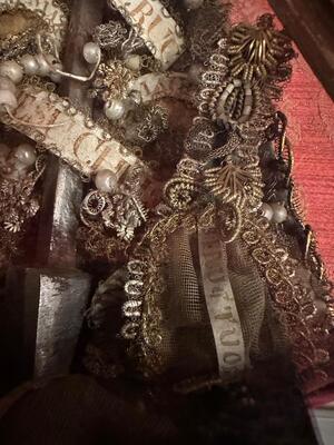 Altar - Reliquary With Nail ( Clavus ) Touched To Parts Of The Holy Cross. en Wood / Glass / Originally Sealed / Fabrics, Italy 18 th century ( Anno 1750 )