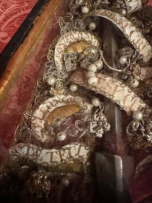 Altar - Reliquary With Nail ( Clavus ) Touched To Parts Of The Holy Cross. en Wood / Glass / Originally Sealed / Fabrics, Italy 18 th century ( Anno 1750 )