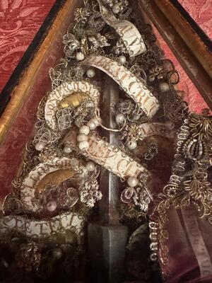 Altar - Reliquary With Nail ( Clavus ) Touched To Parts Of The Holy Cross. en Wood / Glass / Originally Sealed / Fabrics, Italy 18 th century ( Anno 1750 )