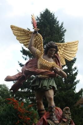 Angel Statue en hand-carved wood polychrome, Southern Germany 20th century