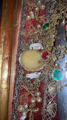 Monastery - Work Nail Relic Reliquary 4 Relics St. Abrahami M. St. Erentrudi. St. Theodori. St. Walburgi. 4 X Wax Medaillions  style Baroque en Gold & Silver Brocade on Brown Velvet, Austria 18th century ( 1740 )