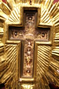 Reliquary / Relic Of The True Cross / Relics: St. Leopoldus. St. Joannis Babtist. St. Anna. St. Bernardus style Baroque en FULLY HAND-CARVED TIMBER RELIQUARY. LIMEWOOD GILT. , Northern - Italy 18 th century