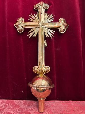 Exceptional Processional Cross style Baroque - Style en Brass / Bronze / Polished and Varnished, Antwerp - Belgium 18 th century ( Anno 1745 )