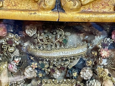 Reliquary Ecce Anchilla Dei ( Annunciation )  Multiple Ex Ossibus Relics Of .S. Venerandae Martyris style Baroque - Style en Wood / Wax Seals / Glass Covered., Spain 18 th century ( Anno 1785 )