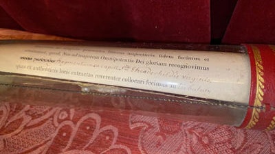 Cillinder Reliquary - Relic Fragmentum Capitis ( Part Of Skull ) St. Theodechildis Virginis With Original Document en Glass / Originally Sealed, France 19 th century ( Anno 1877 )