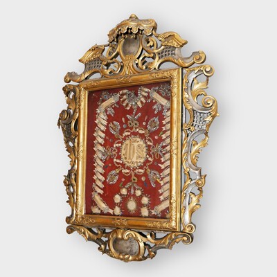 Exceptional And Large Monastery - Work / Multi -  Reliquary  en Fully hand - work in hand - carved frame. Wood / Glass / Fabrics , Southern Germany 18th century Anno ( 1785 )