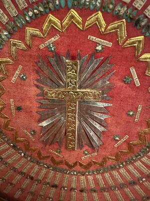 Extreme And Very Rare Kalendarium Frame Housing Hundreds Of Ex - Ossibus Relics Of Christian Saints en Brass / Glass, Italy