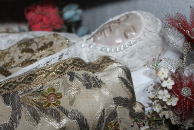 Extreme Rare And Exceptional Shrine: Lying St. Philomena /  Multiple Relics Around. en Wood  - Dressed In Brocade, Italy  19th century ( anno about 1865 )