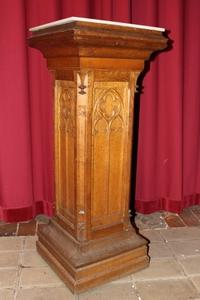 Pedestal style gothic en Oak wood / Marble, France 19th century