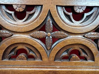 Altar - Seat style Gothic - Style en Walnut wood / Fabrics, Belgium  19 th century ( Anno 1885 )