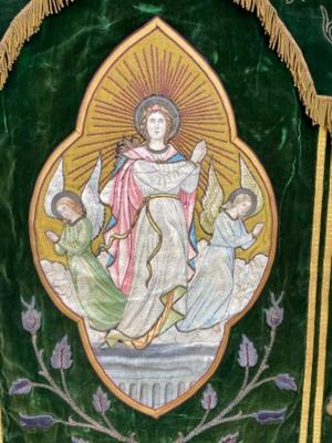Banner Assumption Of St. Mary style Gothic - style en Fully Hand Embroidered Brocate on Velvet, Belgium 19 th century ( Anno 1875 )