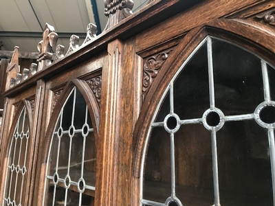 Cabinet style Gothic - style en Oak wood / Stained Glass, Belgium 19th century