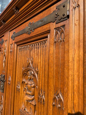Cabinet style Gothic - style en Oak wood, France 19 th century