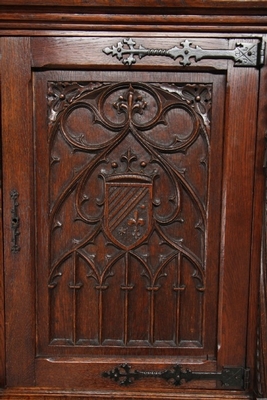 Cabinet  style Gothic - style en Oak Wood, France 19th century
