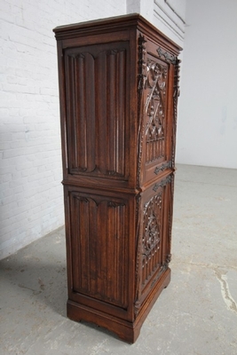 Cabinet  style Gothic - style en Oak Wood, France 19th century
