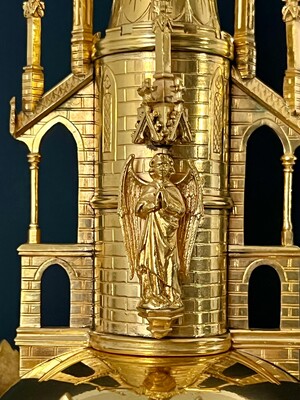 1 Gothic - Style Cillinder Monstrance