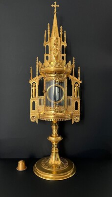 1 Gothic - Style Cillinder Monstrance