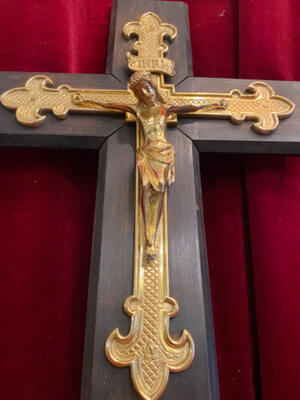 Corpus With Cross style Gothic - style en Brass / Bronze / Polished and Varnished / Wood, Belgium  19 th century ( Anno 1890 )