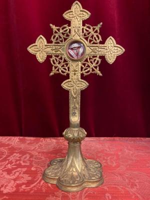 Cross - Reliquary : Ex Ossibus Relics St. Didier M. St. Jumeaux M. St. Aurele M. style Gothic - style en Brass / Bronze / Gilt / Glass / Sealed, France 19 th century ( Anno 1875 )