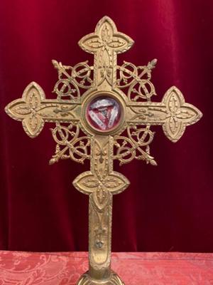 Cross - Reliquary : Ex Ossibus Relics St. Didier M. St. Jumeaux M. St. Aurele M. style Gothic - style en Brass / Bronze / Gilt / Glass / Sealed, France 19 th century ( Anno 1875 )