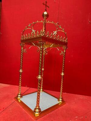 Exposition Chapel style Gothic - Style en Brass / Bronze / Polished and Varnished, France 19 th century ( Anno 1875 )