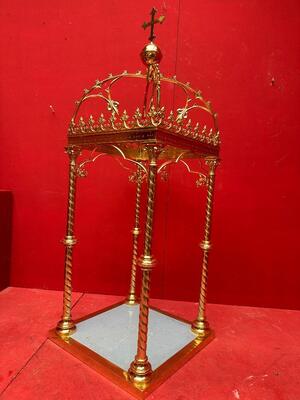 Exposition Chapel style Gothic - Style en Brass / Bronze / Polished and Varnished, France 19 th century ( Anno 1875 )