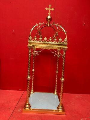 Exposition Chapel style Gothic - Style en Brass / Bronze / Polished and Varnished, France 19 th century ( Anno 1875 )