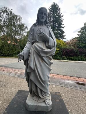 1 Gothic - Style Holy Heart Statue Suitable For Outdoor Use !
