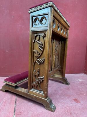 Kneeler style Gothic - Style en Wood Oak /  Professionally Refit According To The Traditional Methods And With Original Materials., Belgium  19 th century ( Anno 1885 )