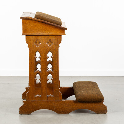 1 Gothic - Style Kneeler
