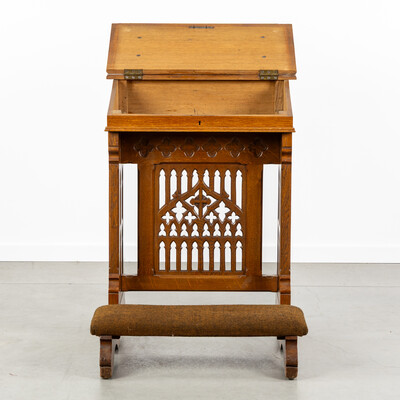 1 Gothic - Style Kneeler Expected !