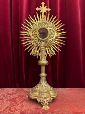 Monstrance With Original Case style Gothic - Style en Brass / Gilt / Stones / Glass, France 19 th century ( Anno 1865 )