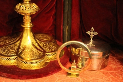 Monstrance With Original Lunula And Case. style Gothic - style en Brass / Bronze / Gilt / Stones, Dutch 19th century ( anno 1875 )