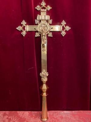 Processional Cross  style Gothic - style en Brass / Bronze / Polished and Varnished, France 19 th century ( Anno 1890 )
