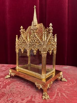 Reliquary. style Gothic - Style en Brass / Bronze / Gilt /  Polished and Varnished, France 19 th century ( Anno 1865 )