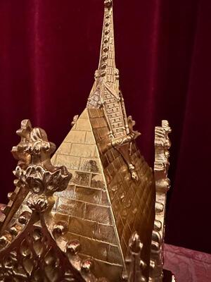Reliquary. style Gothic - Style en Brass / Bronze / Gilt /  Polished and Varnished, France 19 th century ( Anno 1865 )
