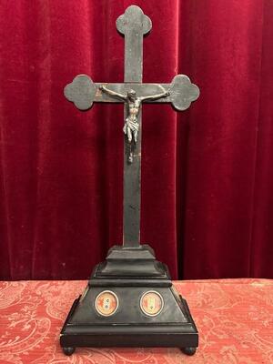 Reliquary - Cross Relics :Relics Ex Ossibus : St. Augustinus / St. Adriani. Ex Ossibus St. Monica / St. Petronilla. Ex Ossibus St. Leonardus. Ex Ossibus ?  style Gothic - Style en Wood / Brass / Glass, Italy 19 th century ( Anno 1835 )
