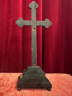 Reliquary - Cross Relics :Relics Ex Ossibus : St. Augustinus / St. Adriani. Ex Ossibus St. Monica / St. Petronilla. Ex Ossibus St. Leonardus. Ex Ossibus ?  style Gothic - Style en Wood / Brass / Glass, Italy 19 th century ( Anno 1835 )