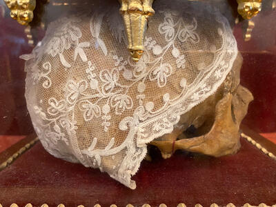 Reliquary - Relic Caput ( Skull ) St. Ar.....Drine V.M. style Gothic - style en Bronze / Gilt / Glass, France 19 th century / Skull before 1750