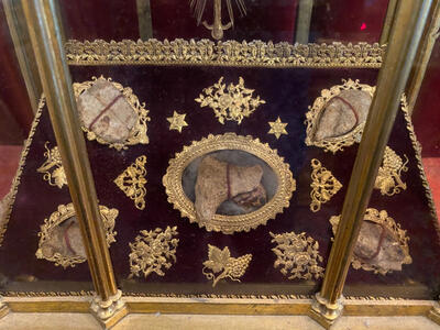 Reliquary - Relics Ex Ossibus St. Gregorius Priest. St. Citus Deacon. St. Brose Priest. With Original Documents style Gothic - style en Brass / Bronze / Gilt / Stones / Glass, France 19 th century ( Anno 1855 )