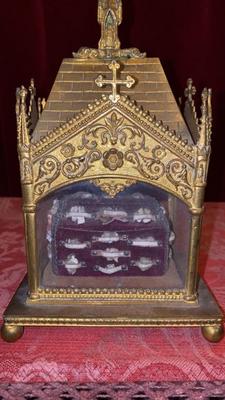 Reliquary With Multiple Relics style Gothic - style en Brass / Gilt / Glass, France 19 th century ( Anno 1865 )