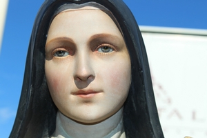 St. Theresia Statue Glass Eyes style Gothic - Style en plaster polychrome, Belgium 19th century