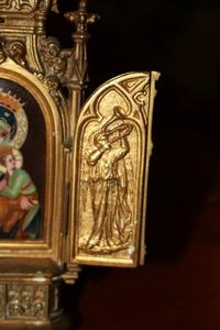 Tryptich With Painting Of St. Mary With Child On Porcelain style Gothic en Bronze , France