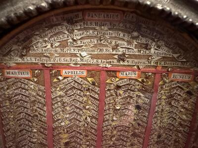 Kalendarium Sanctorum Totus Anni. Calendar With The Names And Relics Of Saints On Their Name Day For Every Day Of The Year. en Solid Bronze / Gilt Frame / Theca / Glass / Originally Sealed , Italy  19 th century ( Anno 1845 )