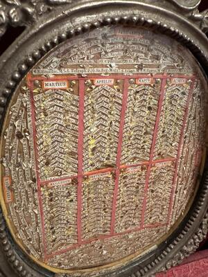 Kalendarium Sanctorum Totus Anni. Calendar With The Names And Relics Of Saints On Their Name Day For Every Day Of The Year. en Solid Bronze / Gilt Frame / Theca / Glass / Originally Sealed , Italy  19 th century ( Anno 1845 )