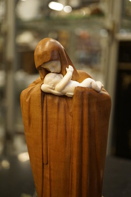Madonna & Child  Made And Signed By The Famous Lucienne Heuvelmans  en Wood / Ivory, PARIS – FRANCE 20th century
