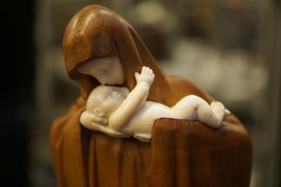 Madonna & Child  Made And Signed By The Famous Lucienne Heuvelmans  en Wood / Ivory, PARIS – FRANCE 20th century
