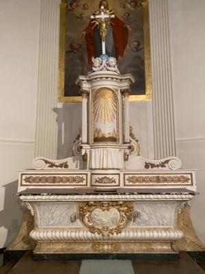 Exceptional Altar With Exposition Cylinder Tabernacle And Chalice Tabernacle style Neo Classicistic en Wood Polychrome, Aalbeke Belgium 18 th century ( Anno 1785 )
