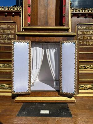 High Quality Neoclassical Roman-Gothic-Style Side-Altar. style Neo Classicistic - Gothic - Style en Oak wood, Belgium  19 th century