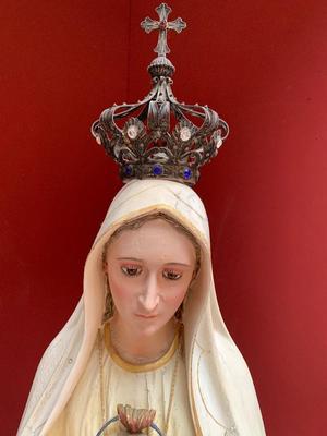 Our Lady Of Fatima Statue en wood polychrome / Glass Eyes / Filigrain Silver Crown with Stones , Portugal 20th century (Anno 1920)